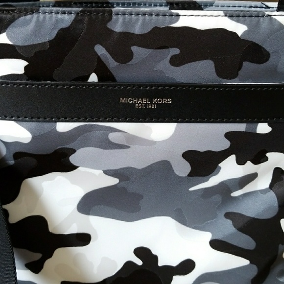 Michael Kors Kent Mens Camo Nylon Crossbody bag - Picture 2 of 7